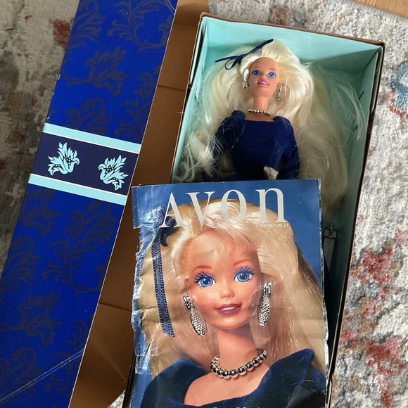 Vintage 1995 Avon Winter Velvet Barbie - Picture 3 of 7